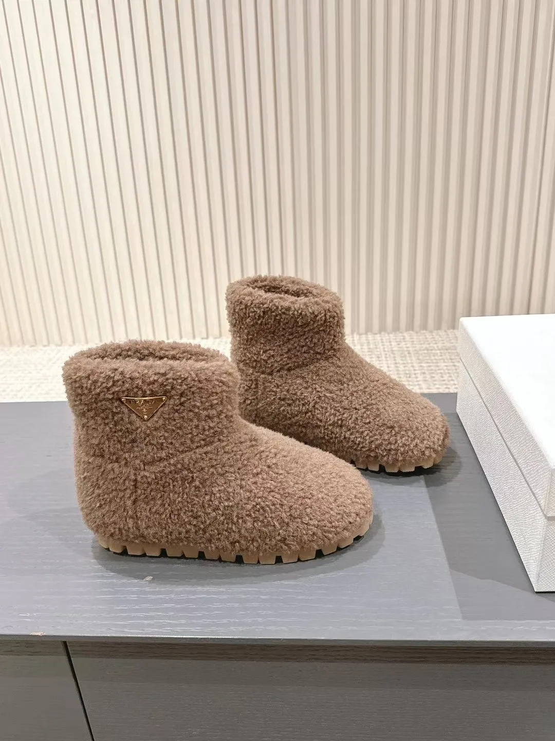 👟👟Ex-factory price 560👟👟 Prada*Prada 2024ss new autumn and winter straight snow boots wool short boots. The fashionable and elegant design presents a classic silhouette. No matter what the situation is, the home court belongs only to you!  Fabric: Customized wool Lining: Customized wool Hardware: Original hardware 1:1 molding Outsole: Original molded raw rubber outsole Code number: 35-40 (customized 40 pieces are not returnable)